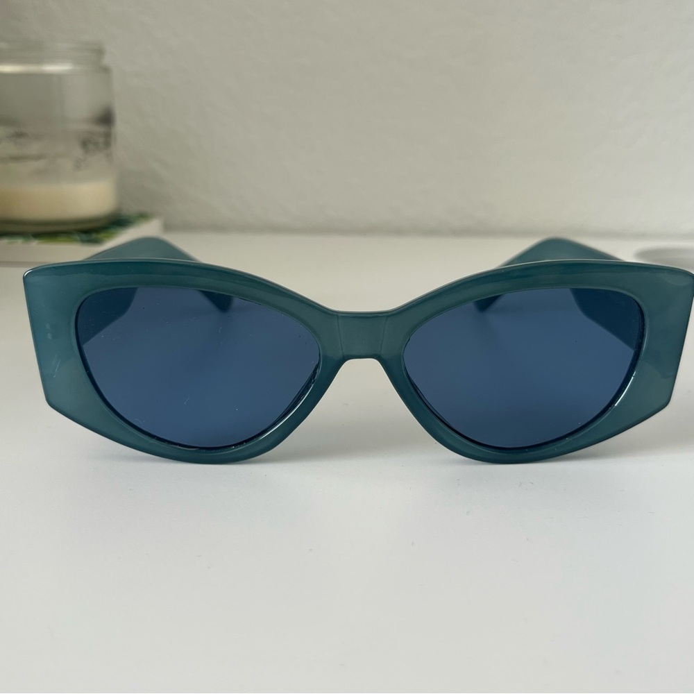 Stylish Green Cat-Eye Sunglasses - Urban Outfitters